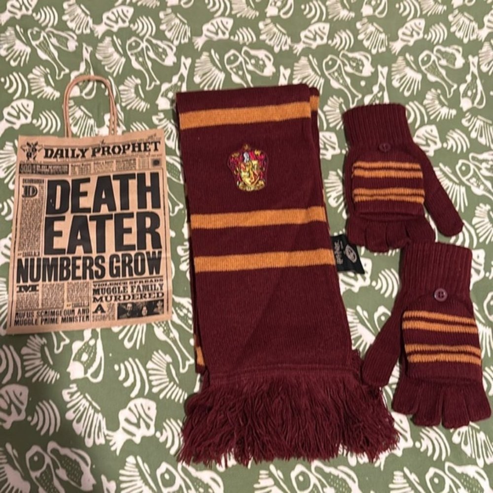 Harry Potter Gryffindor Knitted Crest Scarf- Like New with Gloves
